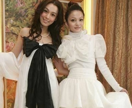 揭秘娱乐圈吃瓜新玩法：直播与小游戏引发热议