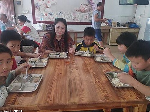 娱乐圈甜蜜与风波:柳小八成长记与谢娜的笑泪人生